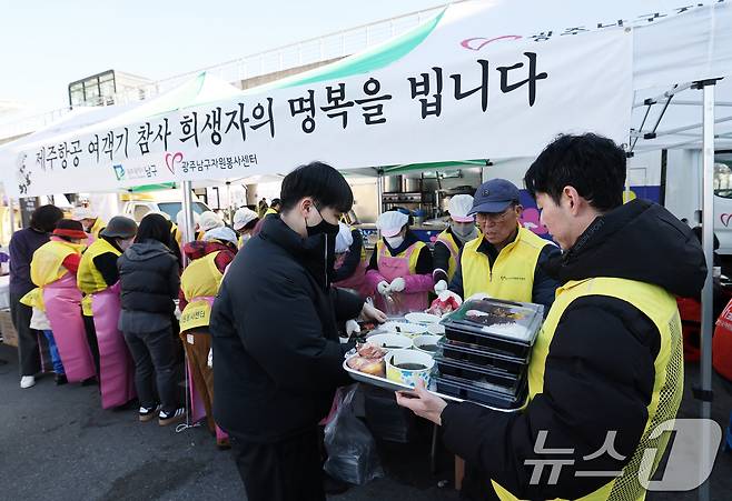 무안 제주항공 여객기 참사 일주일째를 맞은 4일 전남 무안국제공항 주차장에서 광주남구자원봉사센터 회원들이 유족과 자원봉사자들을 위한 급식 봉사를 하고 있다. 2025.1.4/뉴스1 ⓒ News1 오대일 기자