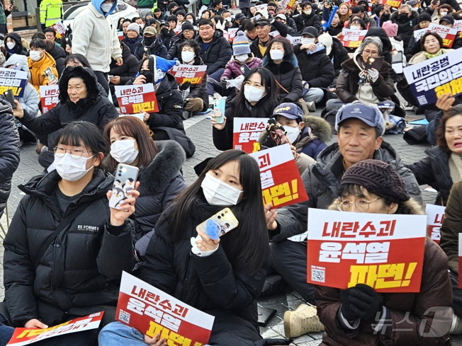 4일 오후 4시 전북자치도 전주시 객사에서 개최된 ‘윤석열 퇴진 비상 촛불집회’에 참석한 시민들이 " 윤석열 대통령을 구속하고 탄핵하라"고 외치고 다./뉴스1 임충식 기