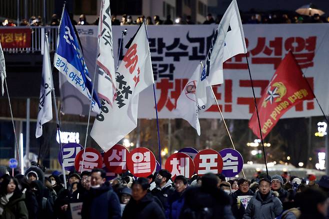 민주노총 등이 4일 서울 용산구 한남동 대통령 관저 인근에서 윤석열 대통령 체포를 주장하는 집회를 하고 있다./뉴시스