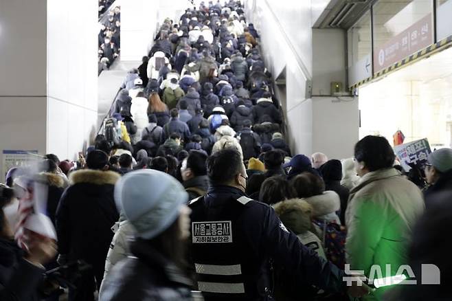 4일 집회 인파가 몰린 관저 인근 한강진역./뉴시스