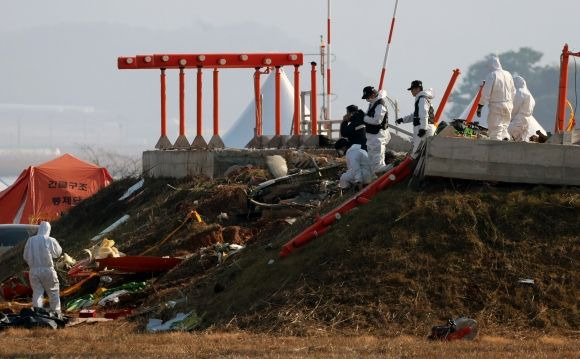 2일 오전 전남 무안국제공항 제주항공 참사 현장에서 합동조사단 관계자들이 방위각 시설(로컬라이저)을 조사하고 있다.ⓒ연합뉴스