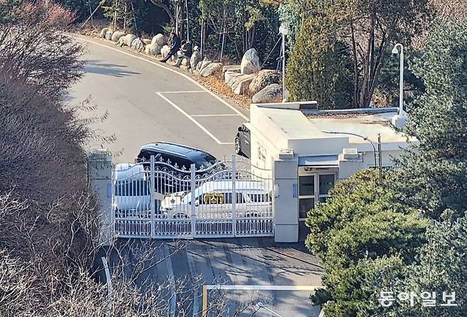 용산구 관저 입구에 대통령경호처가 차량으로 ‘3차 저지선’을 구축하고 있다. 전영한 기자 scoopjyh@donga.com