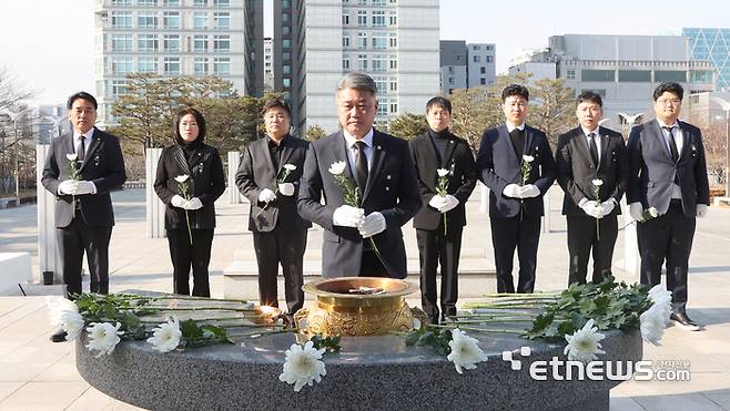 김정호 경기도의회 국민의힘 대표의원(왼쪽 세 번째)이 3일 을사년 새해를 맞아 수원시 현충탑 참배했다.