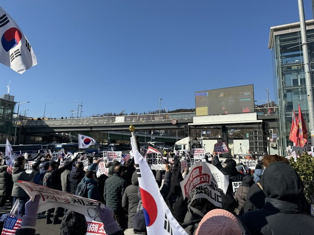 4일 오전 신자유연대 등 보수단체가 서울 한남동 국제루터교회 앞 인도에서 ‘대통령 수호’ 집회를 진행 중이다. 정봉비 기자