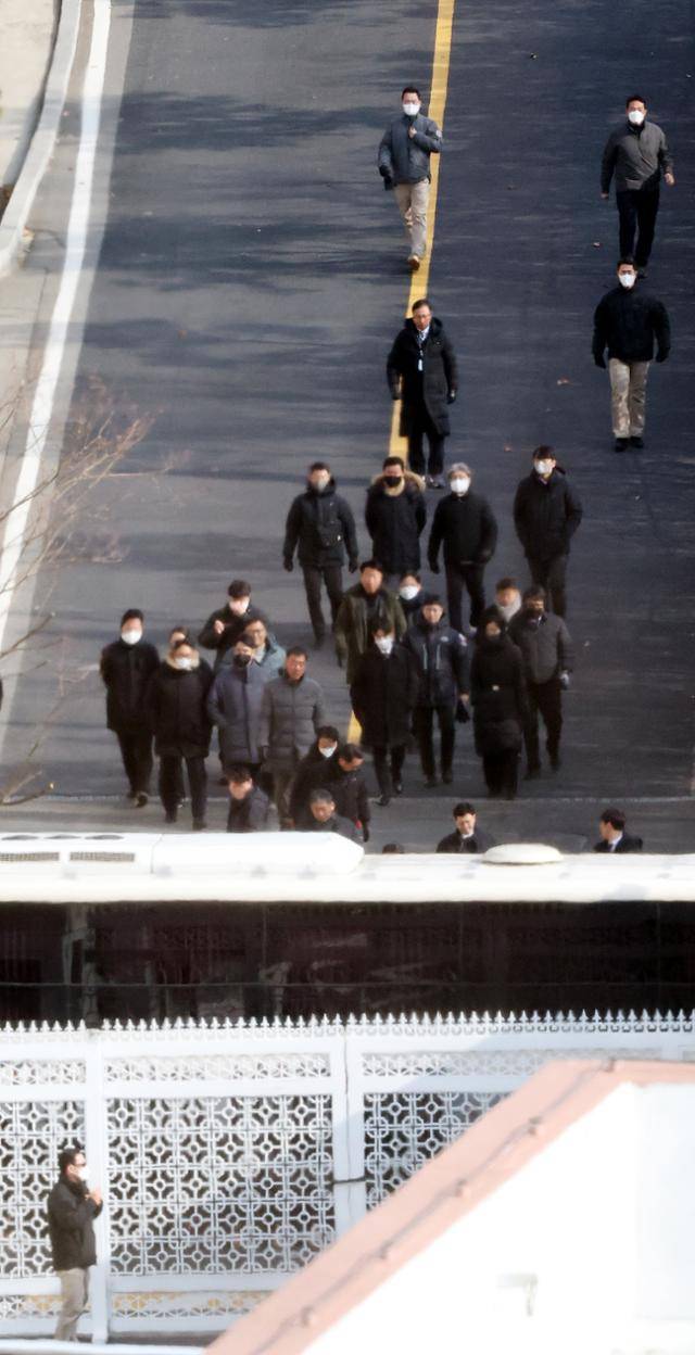 고위공직자범죄수사처와 경찰 수사관들이 윤석열 대통령의 체포영장 집행을 중지하고 3일 서울 용산구 한남동 대통령 관저 경내에서 철수하고 있다. 연합뉴스