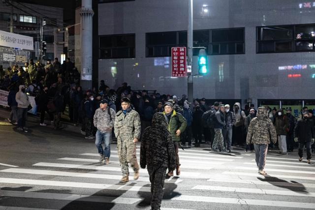 지난달 20일 서울 구로구 남구로 인력시장에 셀 수 없이 많은 외국인 무리가 일감을 기다리고 있다. 이곳은 주로 한국어를 할 줄 모르는 비숙련공 외국인들이 모이는 장소다.