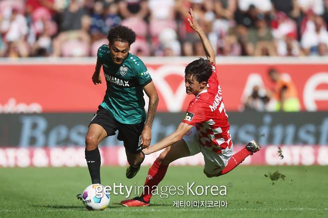사진은 지난 2023~24시즌 중 볼 경합을 벌이고 있는 슈투트가르트 미요와 마인츠 이재성의 모습. 사진=게티이미지