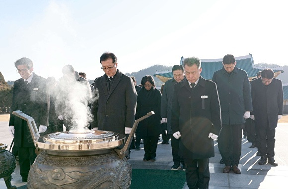 대전시의회 조원휘 의장은 3일 대전현충원과 보훈공원을 방문해 신년 참배를 진행하고 있다.[사진=대전시의회]