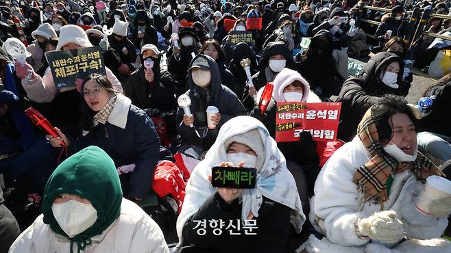 전국농민회총연맹이 트랙터를 몰고 서울 한남동 대통령 관저로 향하다 서울 서초구 남태령 일대에서 가로막혀 밤새 대치한 다음 날인 2024년 12월 22일 시민들이 모여 집회를 이어나가고 있다. 정효진 기자