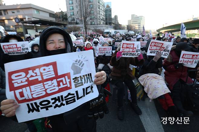 4일 서울 용산구 한남동 관저 인근에서 대통령 탄핵 반대 집회가 열리고 있다.