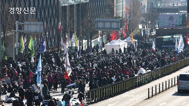 4일 서울 용산구 한남동 관저 인근에서 전국민주노동조합총연맹 주최로 윤석열 대통령 체포를 촉구하는 집회가 열리고 있다.