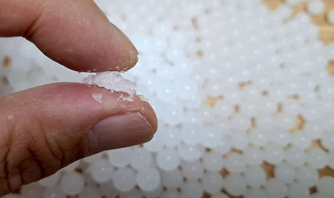 충격을 가하면 바스라지는 수정탄