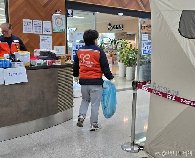 3일 오전 전남 무안국제공항 여객청사에서 자원봉사자가 쓰레기를 정리하고 있다. /사진=이찬종 기자