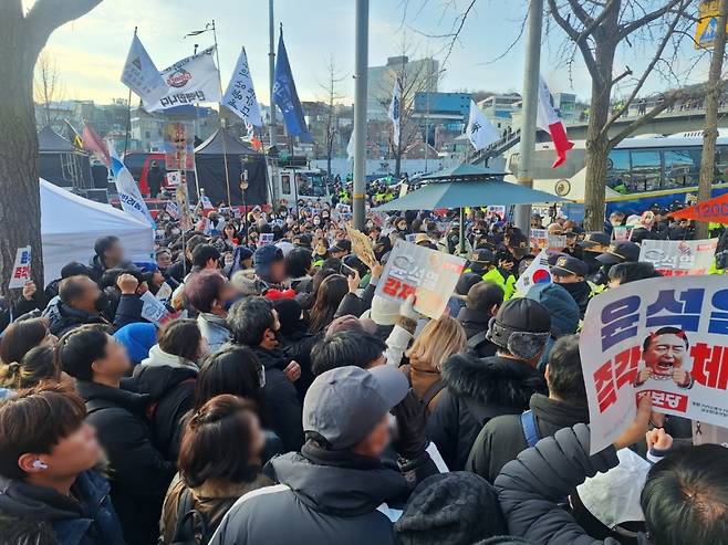 4일 오후 3시10분쯤 서울 용산구 한남동 일신빌딩 앞. 윤석열 대통령 체포를 요구하는 집회 참가자들이 경찰을 향해 "차 빼라" 등을 외치는 모습. /사진=김지은 기자