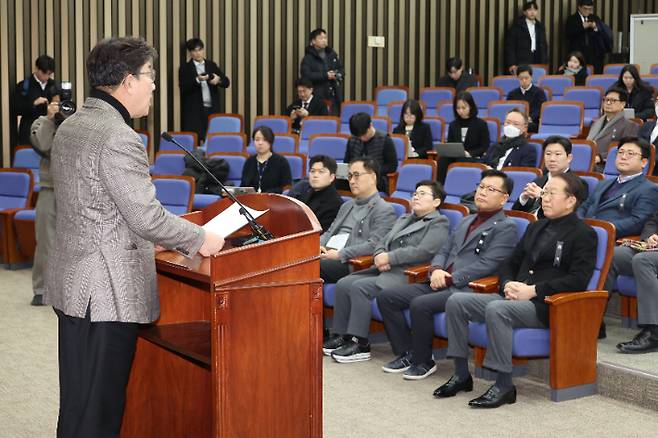 국민의힘 권성동 원내대표가 4일 오후 서울 여의도 국회에서 열린 비상 의원총회에서 발언하고 있다. 연합뉴스