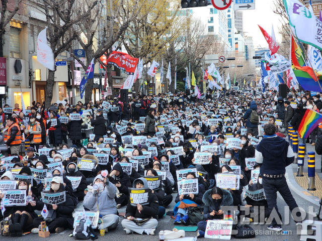 ▲ 4일 오후 부산 서면 놀이마루 앞에서 열린 '윤석열 구속파면 부산시민대회'에 참여한 시민들이 "파렴치한 내란수괴 윤석열을 체포하라"는 구호를 외치고 있다. ⓒ프레시안(박호경)