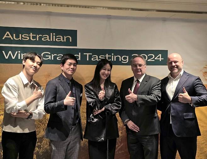 호주와인 그랜드 테이스팅 2024 행사에서 대사관 직원들과 포즈를 취한 로빈슨 대사. 최현태 기자