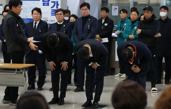 유가족에게 사과하는 고준 대표 - 애경그룹 지주사 AK홀딩스 고준 대표가 4일 오후 무안국제공항에서 지난 12월 31일 애경그룹의 한 계열사에서 진행한 연말 행사와 관련해 유가족들에게 사과하고 있다. 2025.1.4 연합뉴스