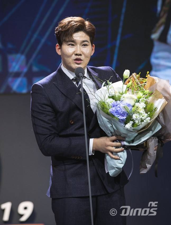 NC 박민우가 2019 KBO 골든글러브 2루수 부문 수상 후 소감을 밝히고 있다. /사진=NC 다이노스 제공