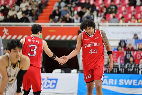 현대모비스의 게이지 프림(오른쪽)과 박무빈 [KBL 제공. 재판매 및 DB 금지]