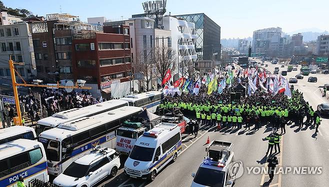 경찰에 막힌 진보단체 (서울=연합뉴스) 이정훈 기자 = 4일 서울 용산구 한남동 대통령 관저 인근에서 집회를 벌이던 민주노총 등 진보단체 회원들이 관저 방향으로 행진하려다 경찰에 가로막혀 있다. 2025.1.4 uwg806@yna.co.kr