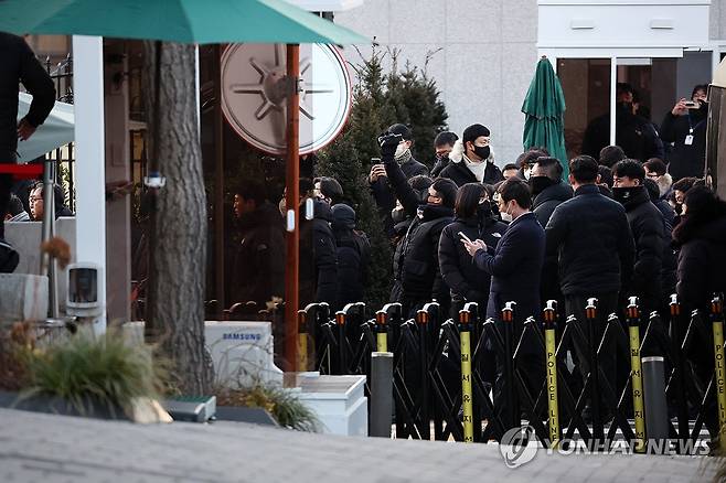 공수처, 한남동 관저 진입 (서울=연합뉴스) 윤동진 기자 = 윤석열 대통령에 대한 체포영장 집행에 나선 고위공직자범죄수사처 수사관들이 3일 서울 한남동 대통령 관저 입구를 통과해 진입하고 있다. 2025.1.3 mon@yna.co.kr