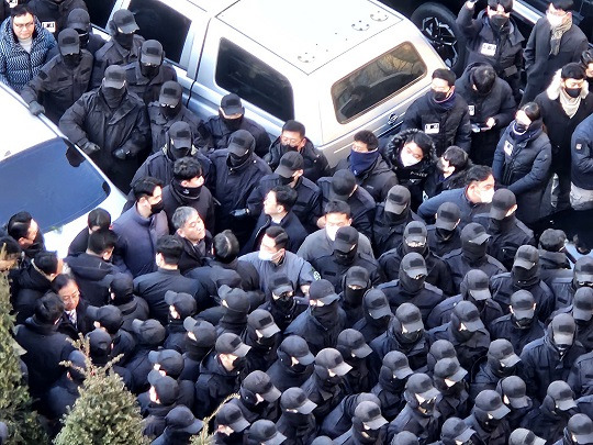 3일 윤석열 대통령에 대한 체포영장 집행에 나선 이대환 공수처 부장검사와 수사관들을 둘러싼 55경비단 대원들 모습 사진=뉴스1