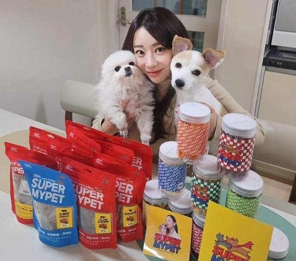 가수 안소미와 반려견(슈퍼마이펫 인스타그램) ⓒ 뉴스1