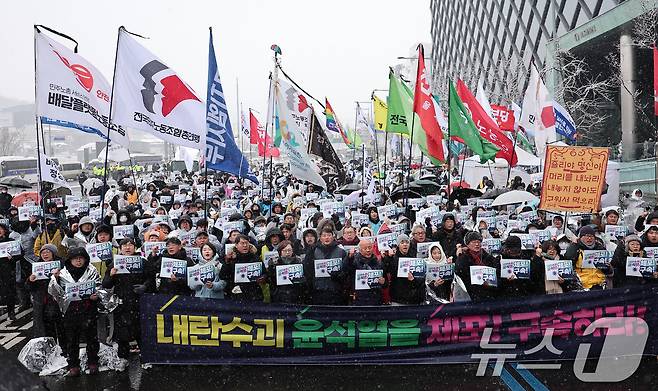 양경수 민주노총 위원장을 비롯한 윤석열즉각퇴진·사회대개혁 비상행동 회원들이 5일 서울 용산구 한남동 대통령 관저 인근에서 열린 내란수괴 윤석열 신속 체포 촉구 긴급 기자회견에서 구호를 외치고 있다. 2025.1.5/뉴스1 ⓒ News1 김성진 기자