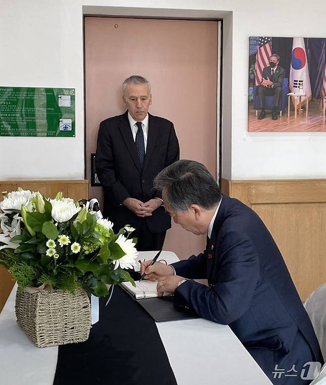 조태열 외교부 장관이 지난 2일 오후 서울 종로구 주한미국대사관에 설치된 지미 카터 전 미국 대통령 추모 공간에서 조문록을 작성하고 있다. (외교부 제공) 2025.1.3/뉴스1