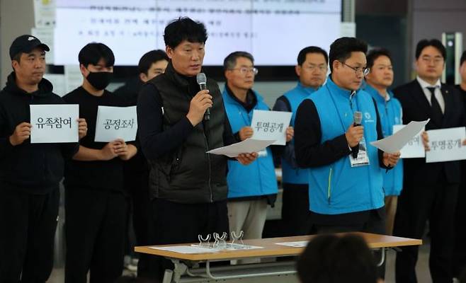 지난 4일 전남 무안국제공항 여객터미널에서 이혁 유족대표단 장례위원장과 김정희 변호사(광주지방변호사회 제주항공 여객기참사 법률지원단)이 성명을 발표하고 있다. 연합뉴스