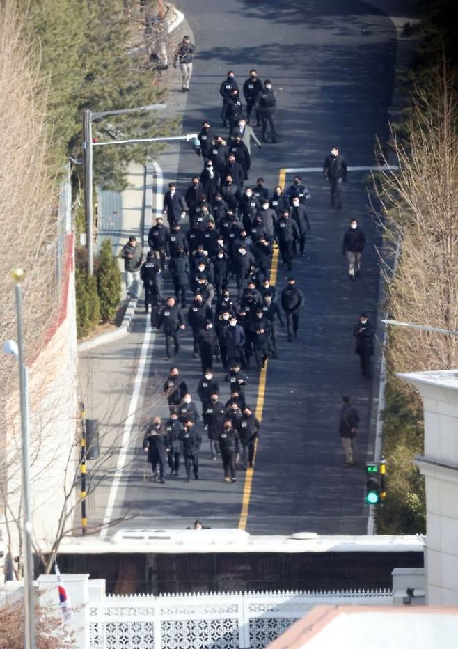 고위공직자범죄수사처(공수처)가 윤석열 대통령의 체포영장 집행을 시도한 3일 서울 용산구 한남동 대통령 관저 경내에서 경찰 병력과 공수처 수사관 등이 내려오고 있다. 연합뉴스