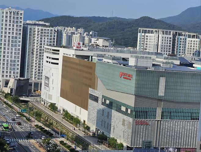 이마트·롯데마트·홈플러스·코스트코 등 대형마트 4사가 이번 주에도 특색 있는 대규모 할인 행사를 준비했다. 장기화된 고물가에 소비가 침체된 데다 탄핵정국으로 어수선한 가운데, 새해에도 고물가가 지속될 것으로 전망되자 대형마트 업계가 지난해보다 더욱 강력해진 프로모션으로 승부수를 띄웠다. 각 사마다 차별화된 상품 및 가격을 강조하며 할인 경쟁이 더욱 격화되는 모습이다. 특히, 다가오는 설 연휴를 대비해 선물세트 사전예약 할인판매를 이어간다. 대형마트 휴무일? 이마트·롯데마트·홈플러스‧코스트코 등 마트 휴일, 쉬는날 ©bnt뉴스