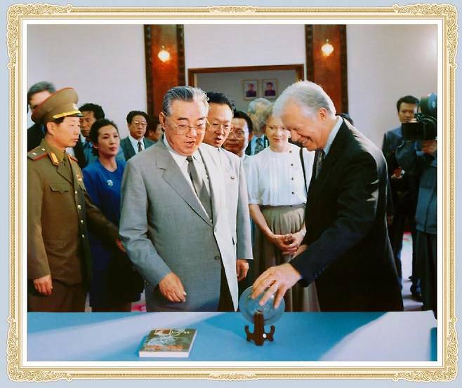 북한 외국문출판사(外國文出版社)가 운영하는 '조선의 출판물' 홈페이지는 지난 2021년 9월 발간한 화보 '위대한 수령 김일성 동지께 드린 선물' 화보에서 1994년 6월 방북한 지미 카터 전 미국 대통령 부부한테서 받은 동장식 접시를 공개했다. /연합뉴스