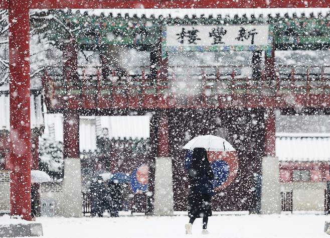 수도권 곳곳에 대설주의보가 발효 중인 5일 오전 경기도 수원시 팔달구 화성행궁에 눈이 내리고 있다. /연합뉴스