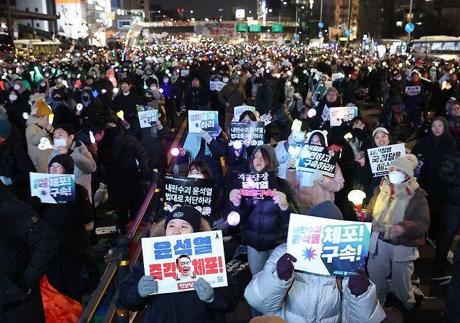 4일 오후 대통령 관저가 있는 서울 용산구 한남동 한남대로에서 민주노총 등이 윤석열 대통령 체포를 촉구하는 집회를 열고 있다. /연합뉴스