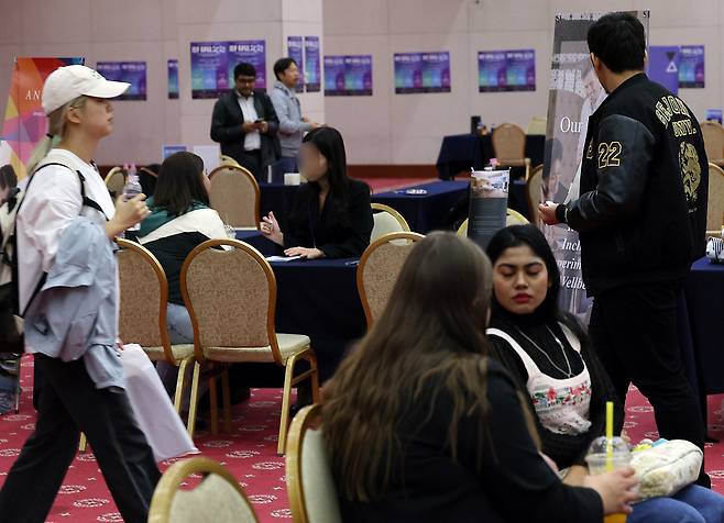 제2회 ISF 외국인 유학생 취업·창업 박람회를 찾은 유학생이 부스를 살펴보고 있다. 기사 내용과 무관./뉴스1