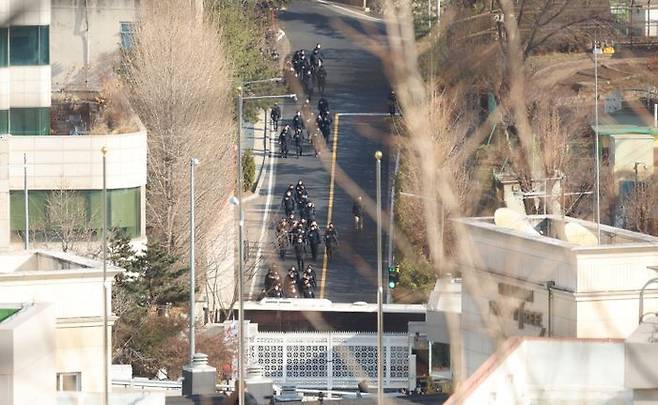 고위공직자범죄수사처(공수처)가 윤석열 대통령에 대한 체포영장을 집행한다고 알려진 3일 서울 한남동 대통령 관저에서경찰, 경호처가 내려오고 있다. ⓒ데일리안 방규현 기자