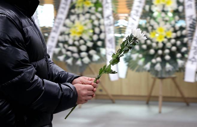 무안공항 제주항공 여객기 사고 발생 일주일째인 4일 제주도의회 대회의실에 마련된 합동분향소에 시민들의 발길이 이어지고 있다. 2025.01.04. 뉴시스