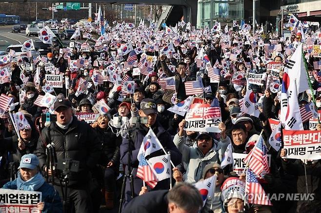 윤석열 대통령 탄핵에 반대하는 시위대들이 대통령 관저 근처에서 시위를 벌이고 있다./ 사진=연합뉴스