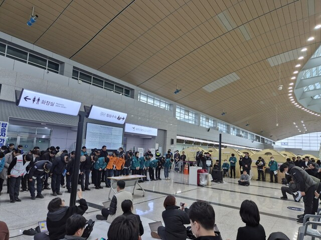 제주항공 참사 8일째인 5일 아침 전남 무안국제공항 2층 대합실에서 열린 당국 브리핑이 끝난 뒤 유족과 공무원들이 함께 감사의 인사를 하고 있다. 정대하 기자