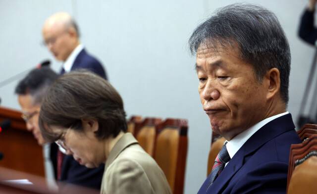 지난해 10월31일 오전 국회에서 열린 국회 운영위원회의 국가인권위원회 등의 국정감사에서 김용원 국가인권위원회 상임위원이 굳은 표정을 하고 있다. 김경호 선임기자 jijae@hani.co.kr