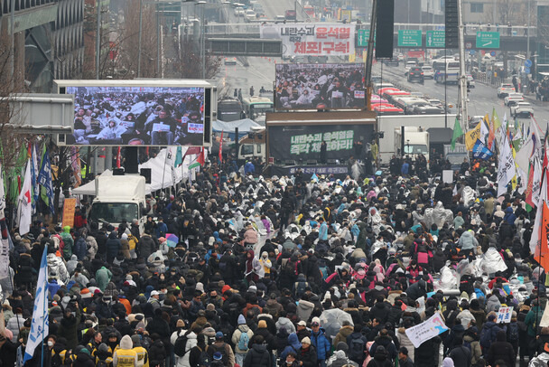 ‘윤석열 즉각 체포 촉구 긴급행동’이 5일 오후 서울 용산구 윤석열 대통령 관저 인근에서 열리고 있다. 김혜윤 기자 unique@hani.co.kr