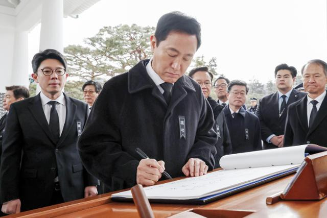 오세훈 서울시장이 새해가 시작된 지난 1일 오전 서울 동작구 국립서울현충원에서 참배를 마친 뒤 방명록을 작성하고 있다. 뉴스1