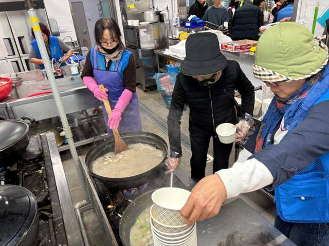 이달 1일 전남 무안국제공항에서 자원봉사자들이 제주항공 여객기 참사 유족에게 대접할 떡국을 끓이고 있다. 뉴스1