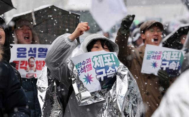 윤석열즉각퇴진·사회대개혁 비상행동 회원들이 5일 서울 용산구 한남동 대통령 관저 인근에서 열린 내란수괴 윤석열 신속 체포 촉구 긴급 기자회견에서 구호를 외치고 있다. 뉴스1