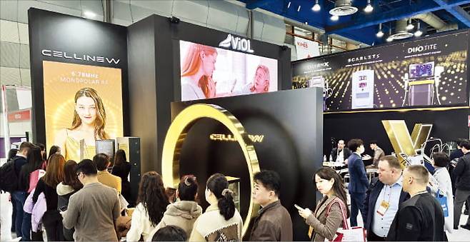 지난해 3월 서울 삼성동 코엑스에서 열린 국제의료기기·병원설비전시회(KIMES 2024)에서 국내외 참가자들이 비올 부스를 관람하고 있다.  비올 제공