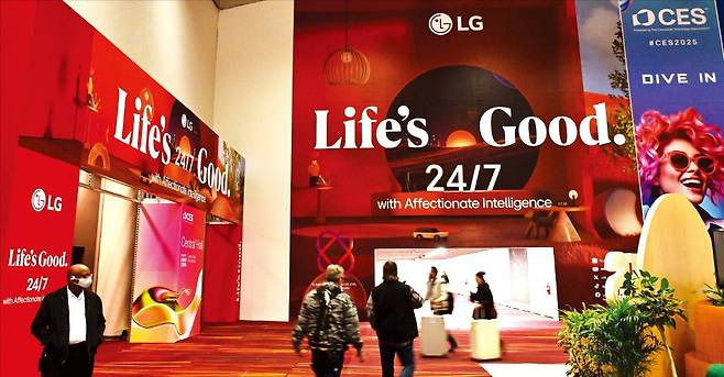 < 올 CES 주제는 ‘다이브 인’ > 세계 최대 IT·가전 전시회 ‘CES 2025’가 ‘다이브 인’(Dive In·몰입)을 주제로 7~10일(현지시간) 나흘간 미국 라스베이거스에서 열린다. 메인 행사장인 라스베이거스컨벤션센터의 LG전자 전시관 입구에 ‘인간 공감형 AI’를 상징하는 대형 광고물이 붙어 있다.  LG전자 제공
