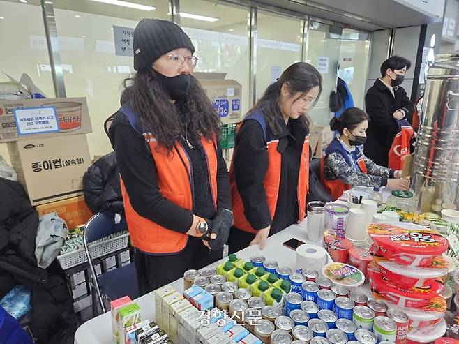 세월호광주시민상주모임에서 활동하는 추말숙씨(왼쪽)와 김화순씨가 3일 오전 무안공항 1층에서 자원봉사를 하고 있다. 김송이 기자