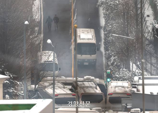 공수처의 윤석열 대통령에 대한 체포영장 집행 실패에 이어 재집행에 관심이 쏠리고 있는 가운데 5일 서울 한남동 대통령 관저 입구에 버스 벽이 설치돼 있다.성동훈 기자